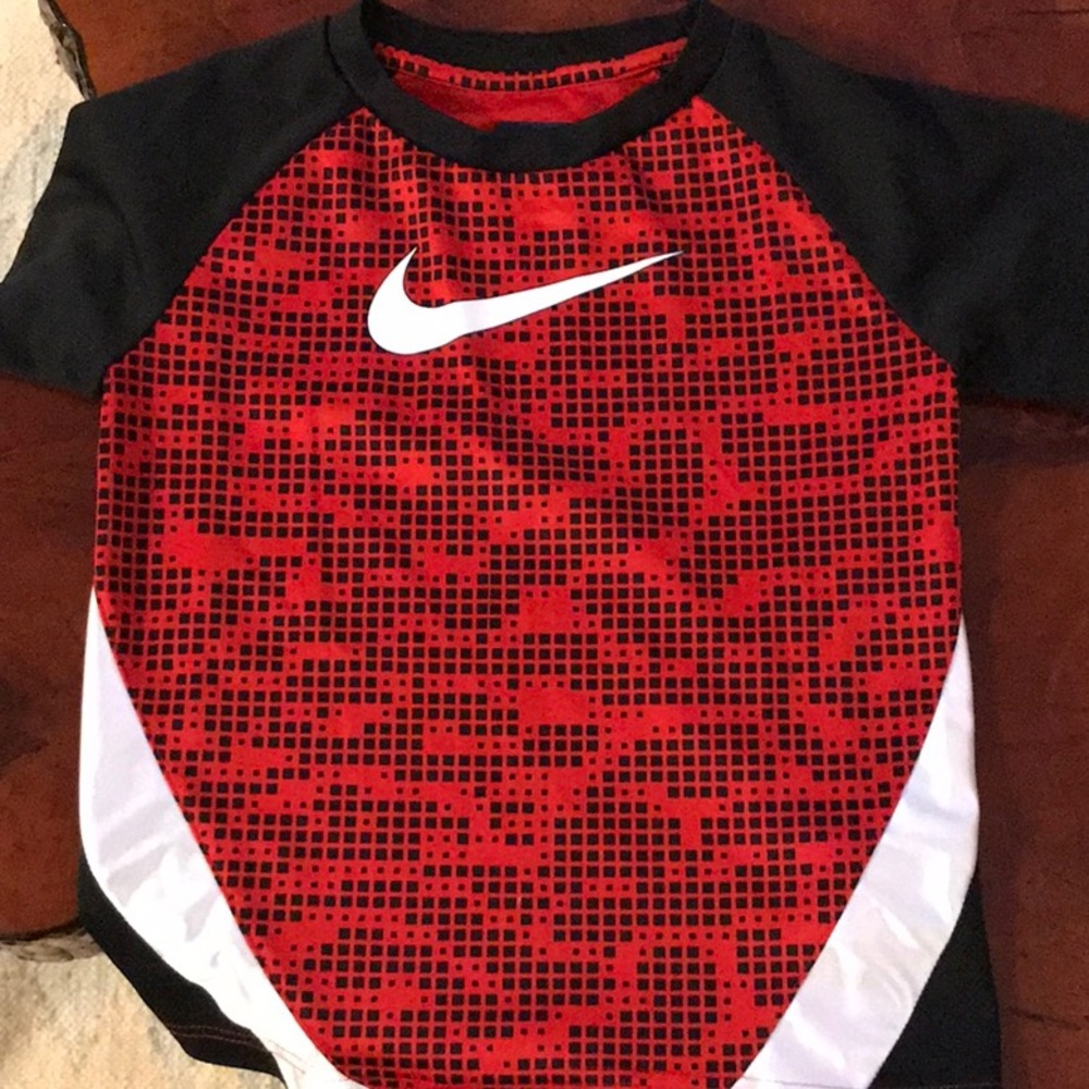 Nike Boys Tee.